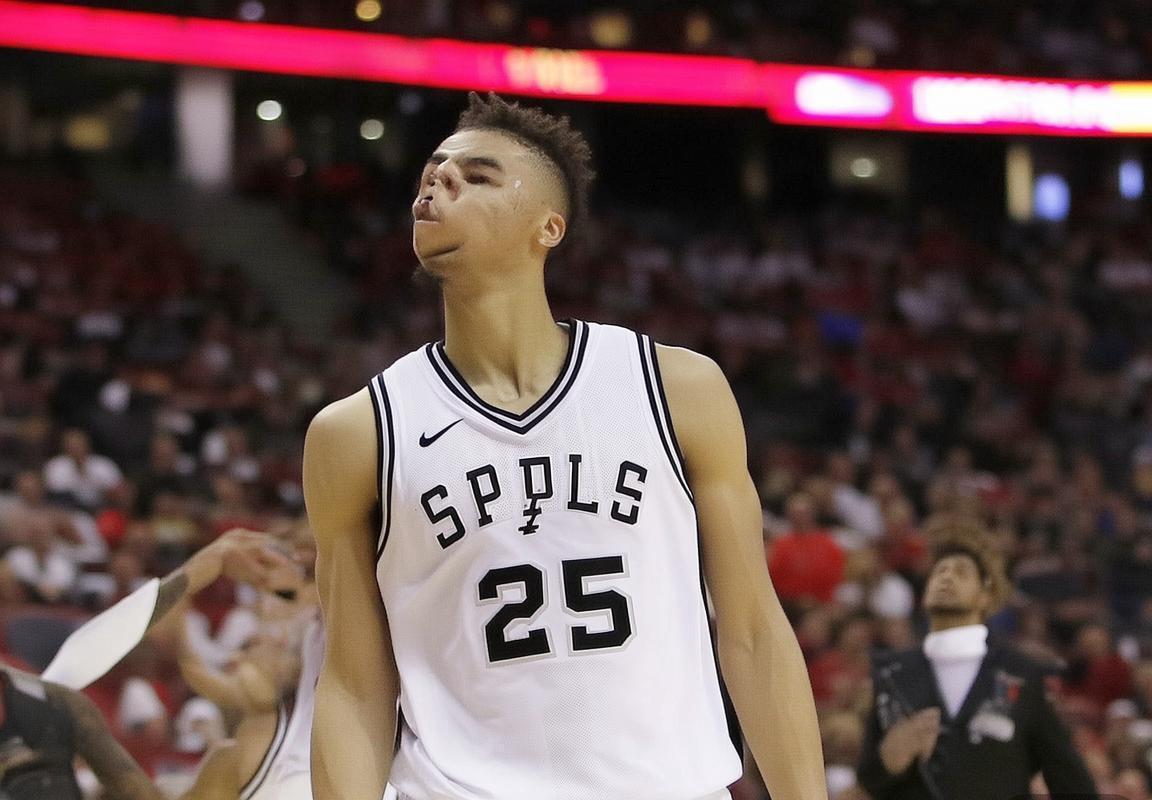 NBA杯卡斯尔攻防一体闪耀全场，马刺新星力克湖人队展现领袖潜质